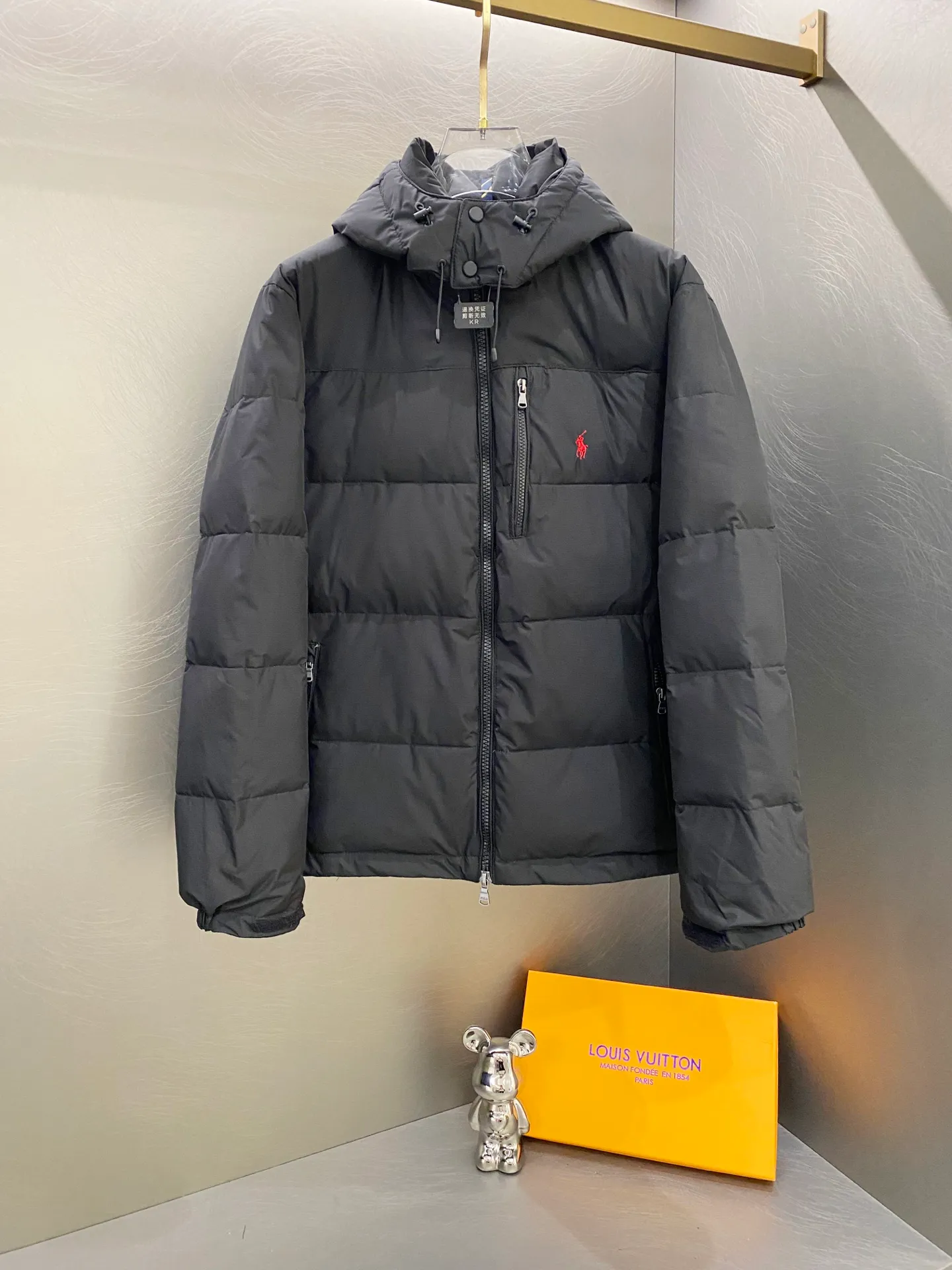 P700 Ralph Lauren/Ralph Lauren classic style winter new bright leather black down jacket jacket with removable hood extra thick plus velvet down jacket windproof and waterproof couple model [top version sold with anti-counterfeiting buckle] Purchase the original mold to create a full set of customized accessories Details determine success or failure 1. Imported barudan/Behringer embroidery machine customized 10,000-needle electric embroidery uses imported No. 7 needle imported embroidery thread to ensure that each word is full, three-dimensional and clear. It can be called the most expensive embroidery logo 2. It is filled with national standard 80 white duck down and has better thermal insulation performance. It is light and not heavy and has good fluff recovery after compression. 3. The inner lining is made of nylon and has a double-layer sealing design that will not cause any velvet leakage. The adjustable hem with a built-in drawstring buckle can prevent wind and cold. Ralph Lauren comes from the United States and has a strong American flavor. There are two brands under the name of Ralph Lauren: Poloby Ralph Lauren and Ralph Lauren has created a sales field of high-quality fashion in the world, and continues to promote the reputation of designer Ralph Lauren and the glorious image of the Ralph Lauren brand. Accessories: Original tag, washed label + electroplated YK zipper logo, the same style for both men and women, a must-have winter style. Color: bright black, matte black, navy blue, size: M~XXL